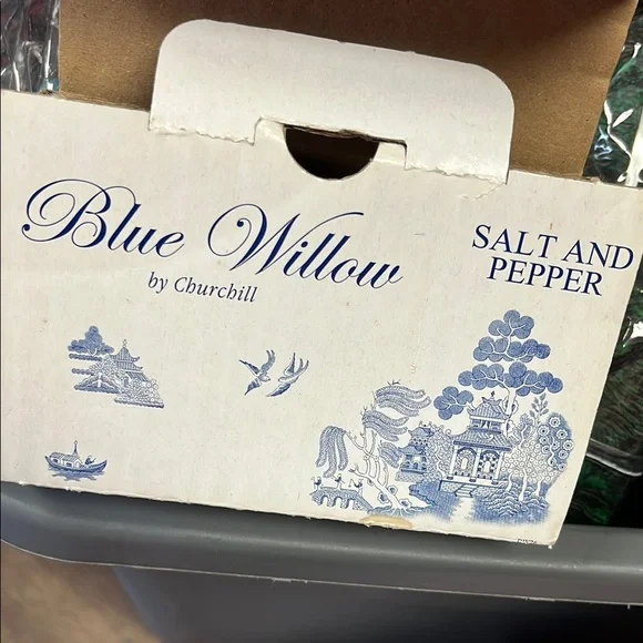 Blue Willow Salt and Pepper Shakers - Picture 1 of 9
